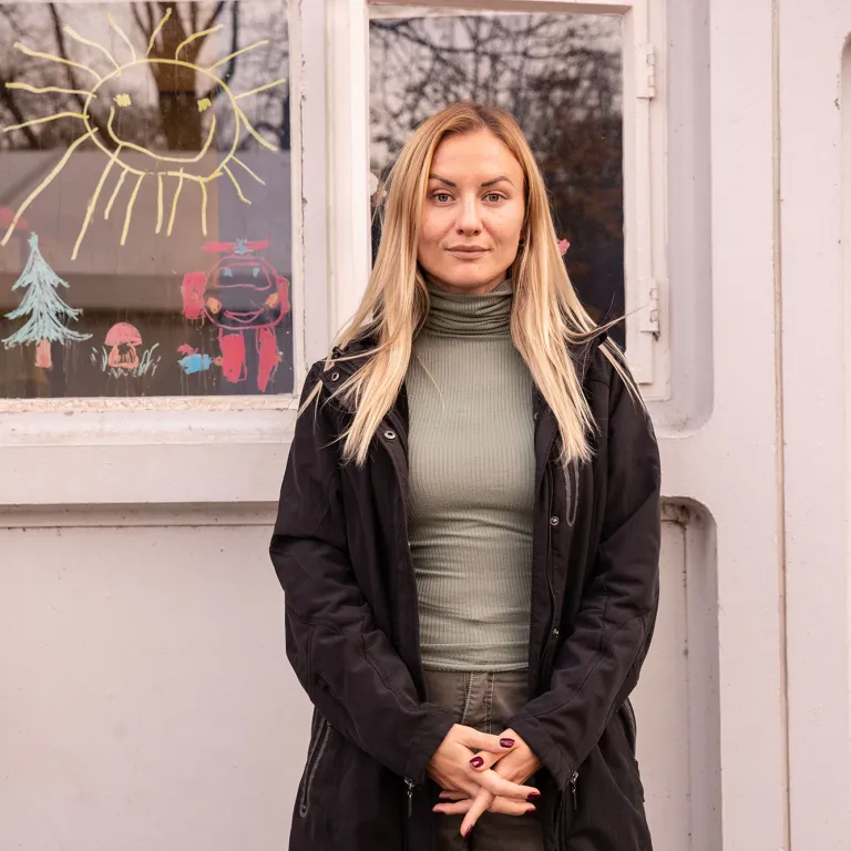De Oekraïense Anastasiia staat voor haar raam