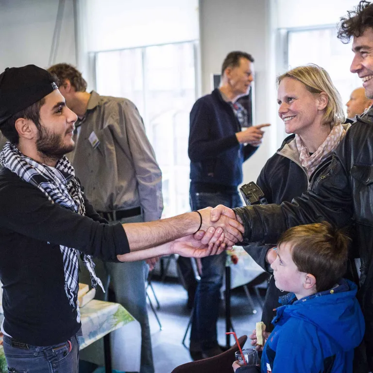 Man met Syrische achtergrond ontmoet gezin in repair cafe in Groningen
