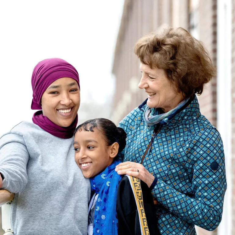 Vrijwillig taalmaatje ontmoet cliënte met dochter