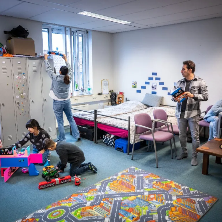 Gezinnen delen een kamer in de noodopvang in Schijndel
