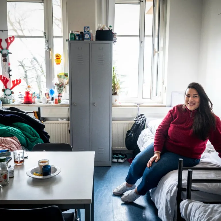 Maya in haar kamer in de noodopvang in Schijndel