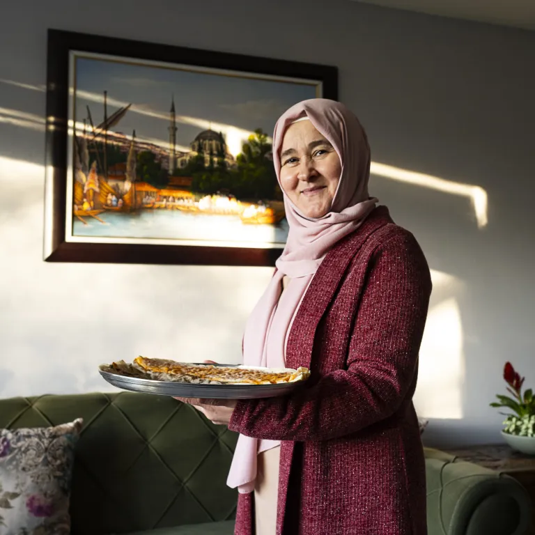 Turkse vluchteling Belkis met zelfgekookt eten