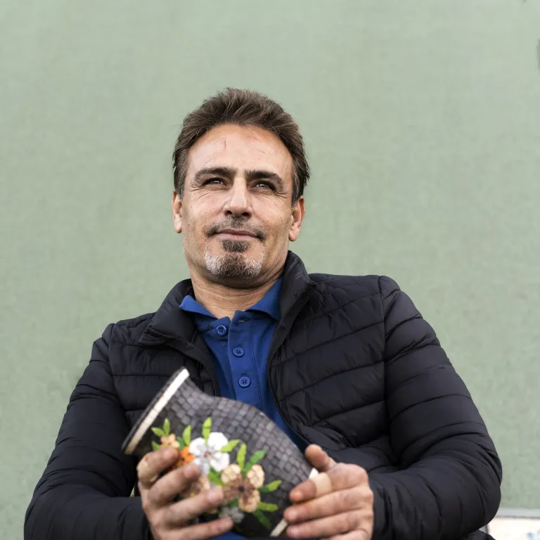 Vluchteling Hamoud met vaas