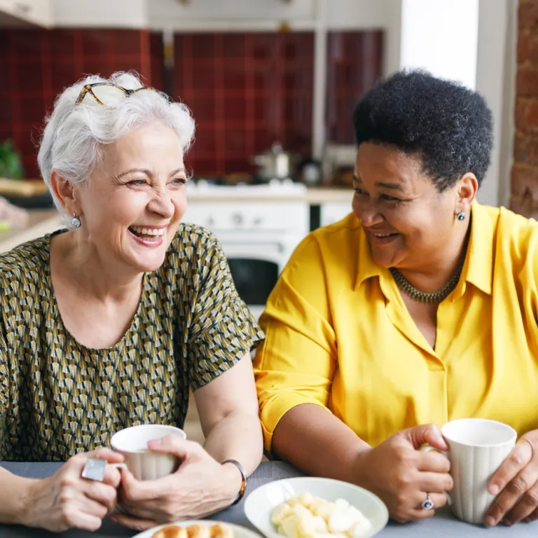 Twee vrouwen drinken samen koffie in de keuken
