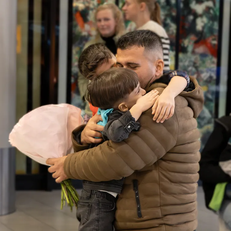 Farouk sluit zijn zoon na twee jaar weer in de armen - hereniging op Schiphol