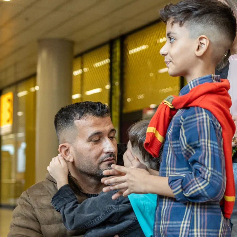 Farouk herenigd met zoons op Schiphol