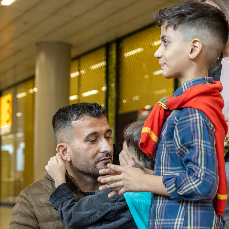 Farouk herenigd met zoons op Schiphol
