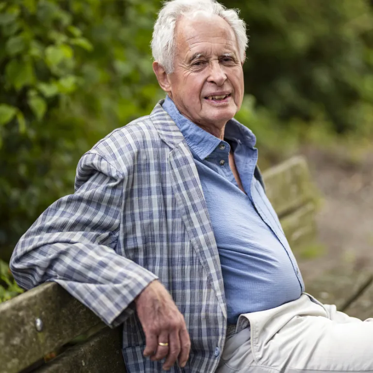 Meneer Jansma zit op een bankje