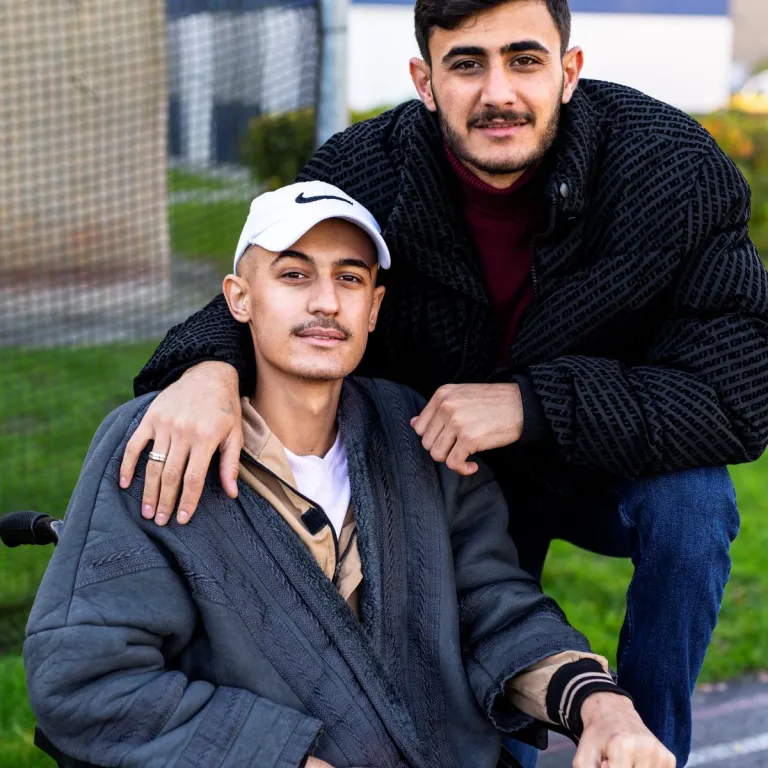 (rechts) Walid met  (links) Ahmed in zijn rolstoel