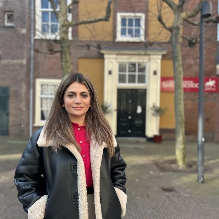 Bouchra voor het gebouw van de Eerste Kamer