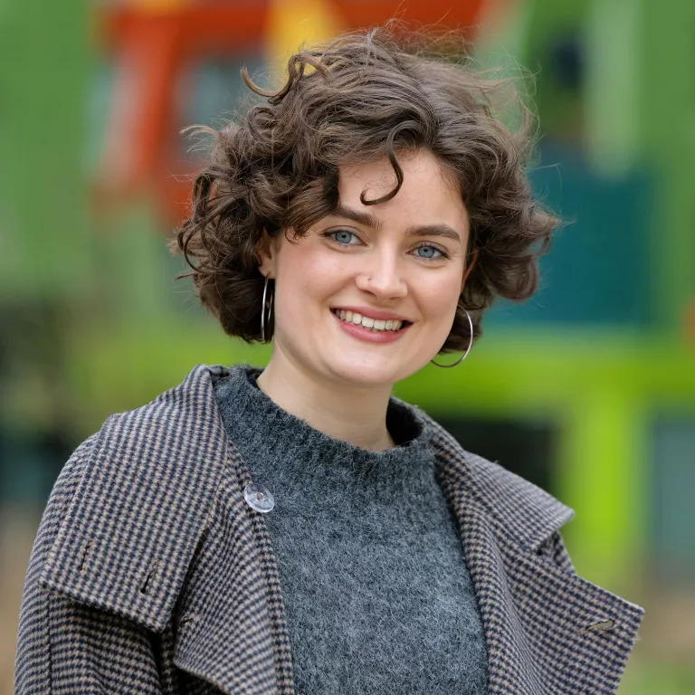 Lotta, deelnemer aan wake up your mind, kijkt lachend in de camera. 