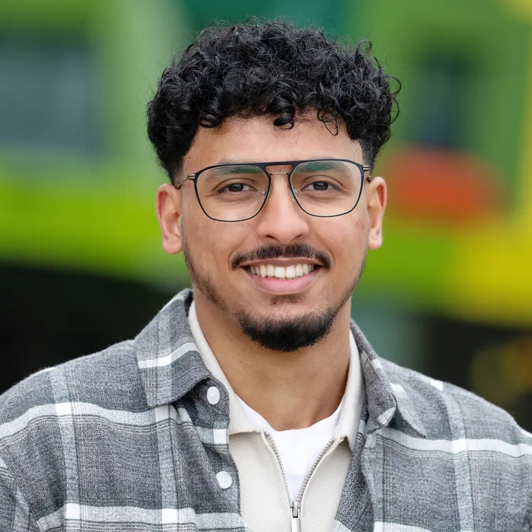 Moha, deelnemer van wake up your mind, kijkt lachend in de camera.