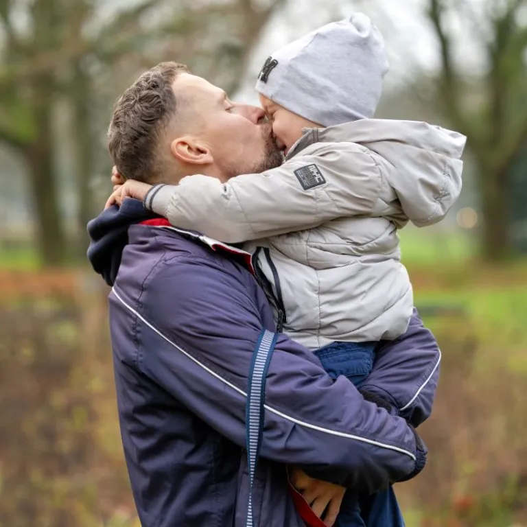 Alex en zoon Timofee knuffelen elkaar in Twello