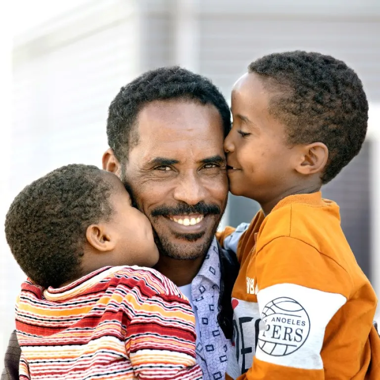 Vader met kinderen in azc