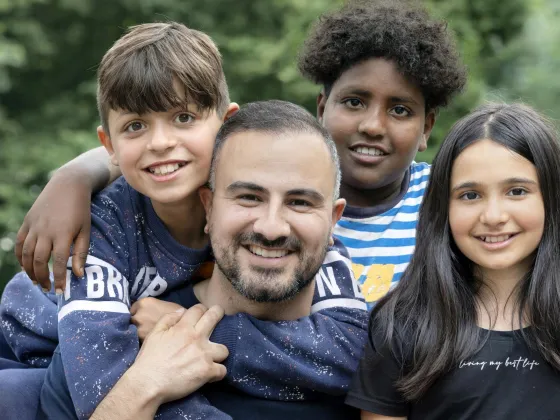 Vrijwilliger met kinderen tijdens de kindervakantieweken