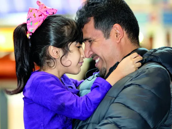 Een vader herenigt met zijn dochtertje op Schiphol