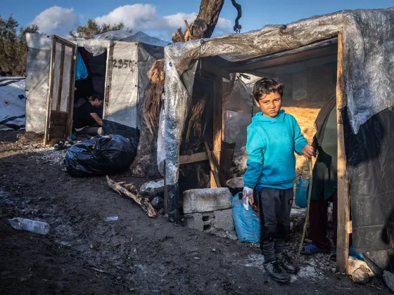 Een jongetje staat in kamp Moira, Griekenland