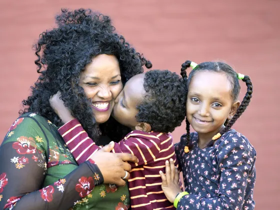 Moeder met 2 kinderen in omhelzing