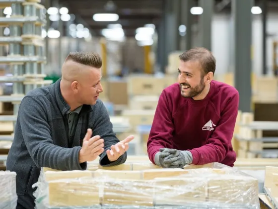 vluchteling in gesprek op zijn werk