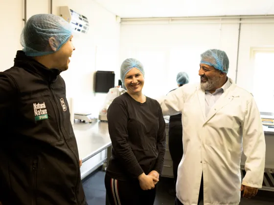 De Oekraïense Anna is als vluchteling in dienst genomen bij een visrokerij in Enkhuizen