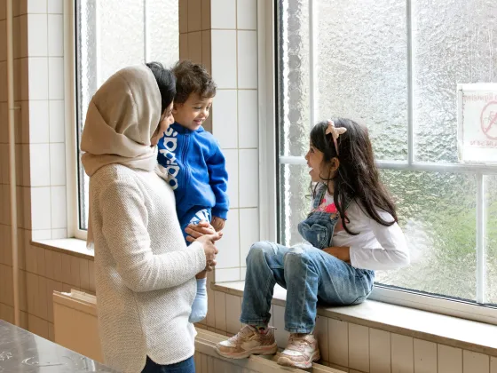 Moeder met kinderen in azc Weert 