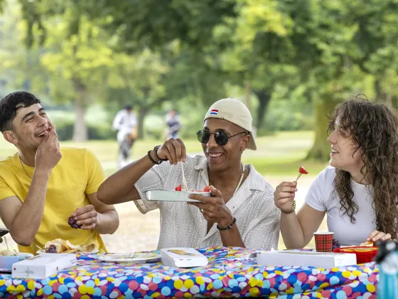 Drie jongeren bij Wake Up Your Mind