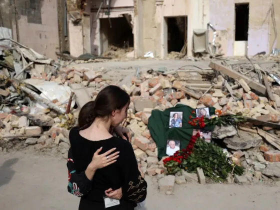 Mensen rouwen bij een gebombardeerd kinderziekenhuis in Kyiv