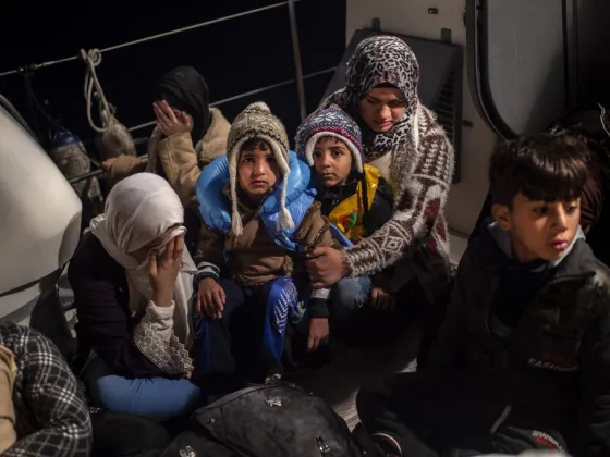 Vluchtelingen op een schip van de Griekse kustwacht