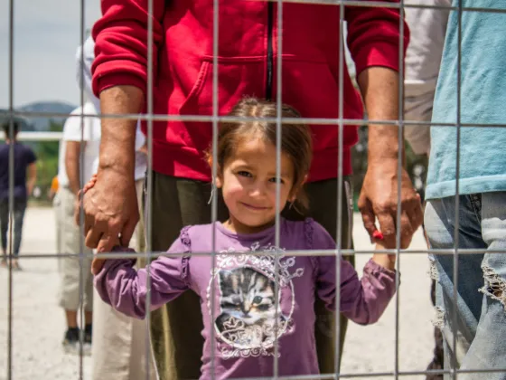 Een kind in een vluchtelingenkamp in Griekenland