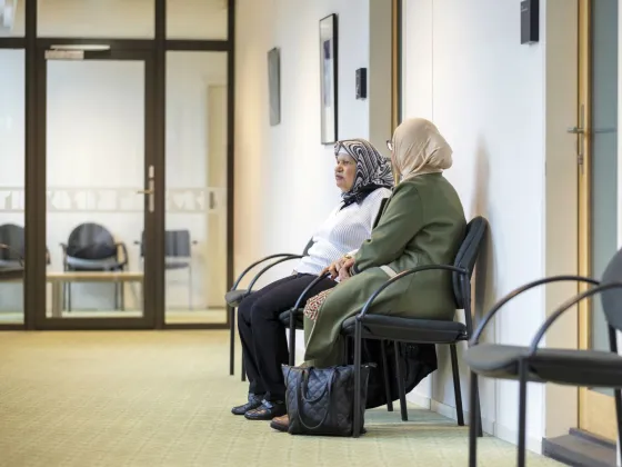 Twee vrouwelijke asielzoekers wachten in een AZC