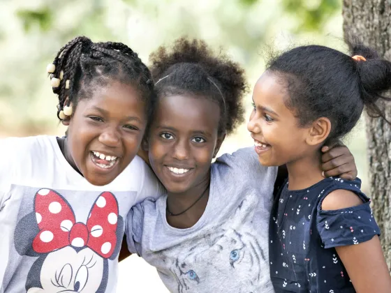 Drie meiden tijdens de Kindervakantieweken van VluchtelingenWerk