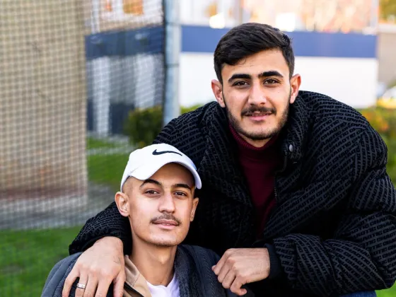 (rechts) Walid met  (links) Ahmed in zijn rolstoel