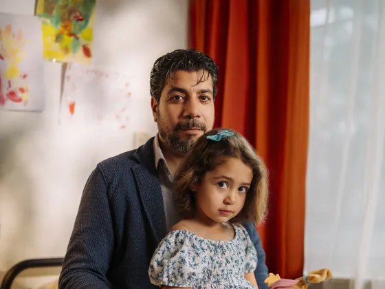 De Palestijnse Nizar met zijn dochter