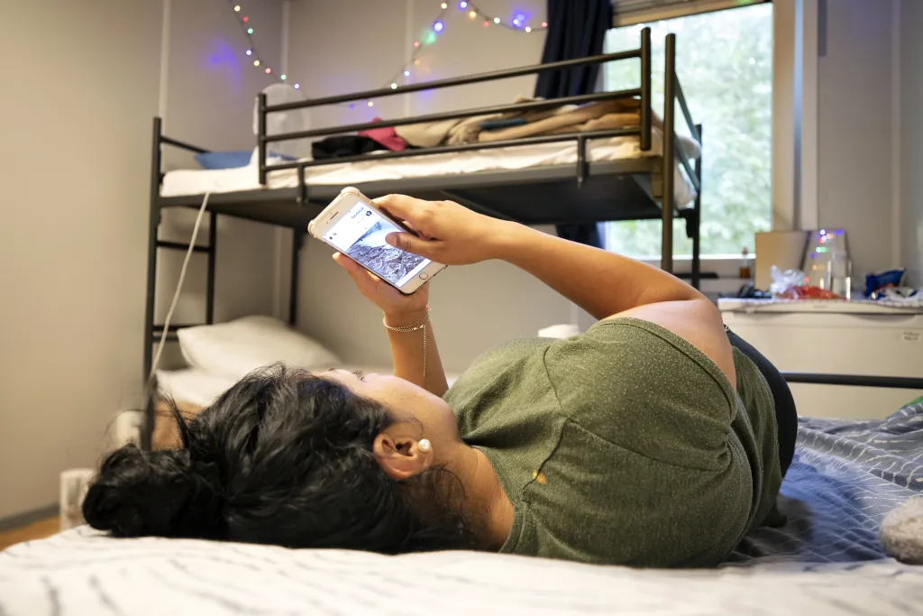 Vrouw in een kamer van een asielzoekercentrum (azc)