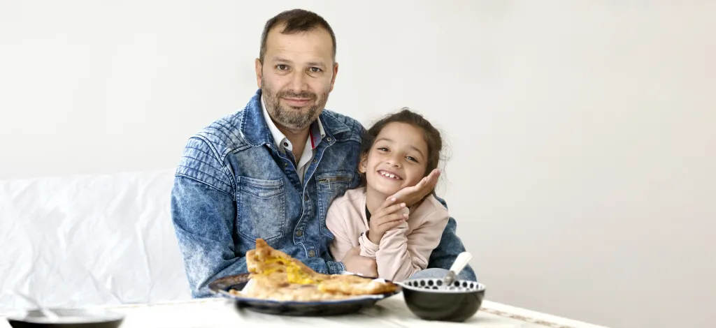 Foto van de Afghaanse Farhad en zijn dochter
