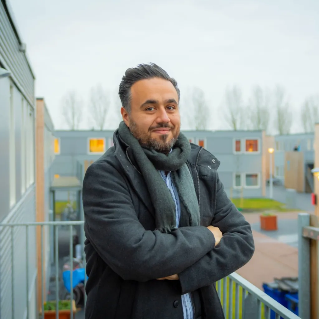 Ribal op balkon van AZC