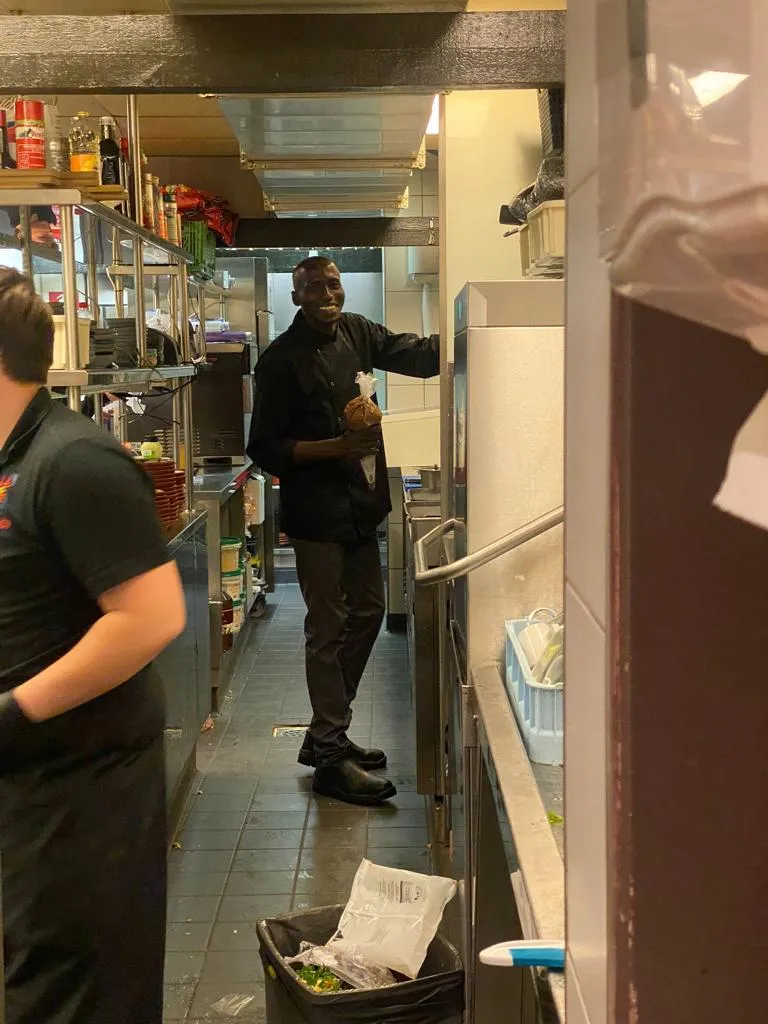 Bakary aan het werk restaurant