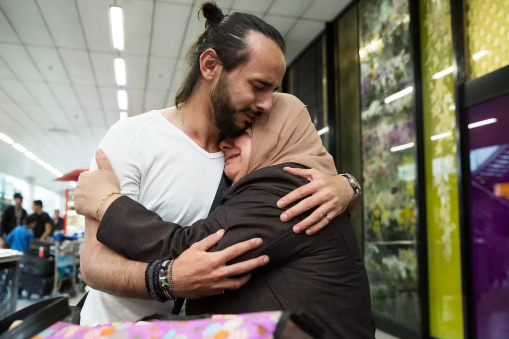 Man en vrouw herenigd op schiphol