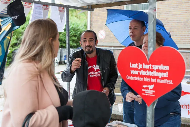 Overal zie je happy faces.