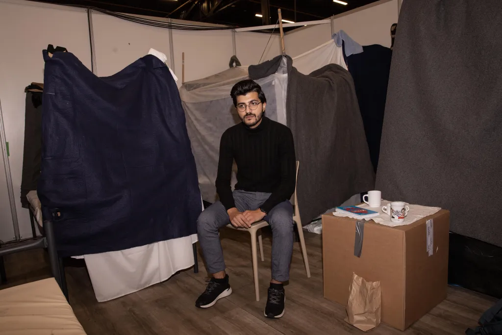 Mudar zit in zijn 'kamertje'. 