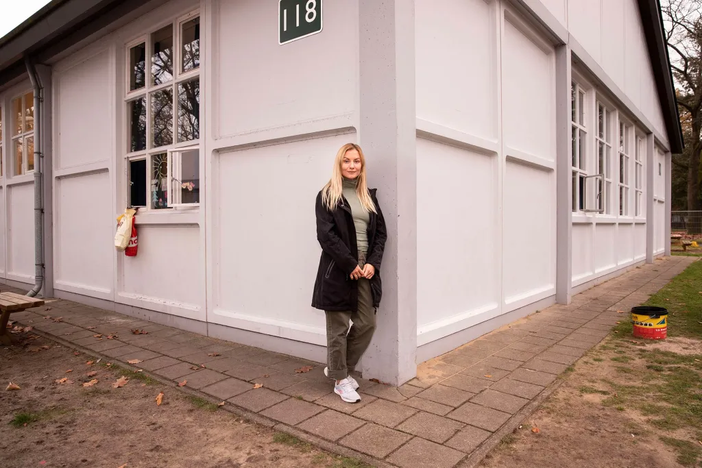 De Oekraïense Anastasiia buiten haar kamer in de noodopvang