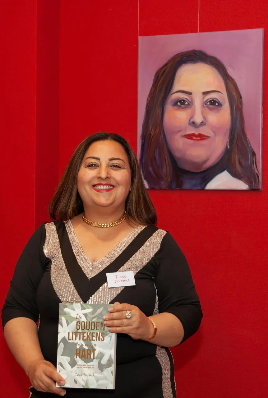 De Syrische Tasar toont trots haar boek