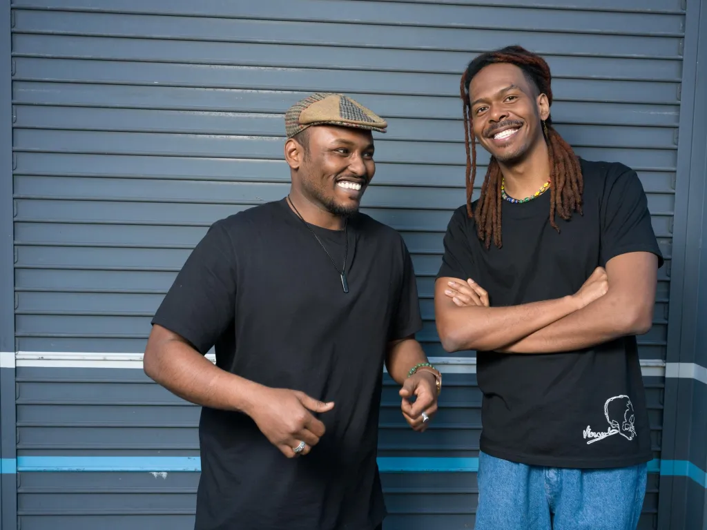 Ambassadeur Jeangu Macrooy samen met Mohamed al Tayeb, een Soedanese singer-songwriter