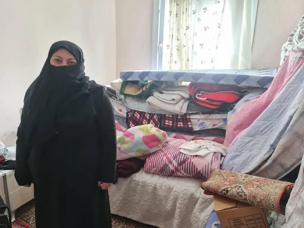 Ghalia trok met negen mensen in het tweekamerappartement van haar dochter in Mersin. Haar eigen huis in Antakya is verwoest.