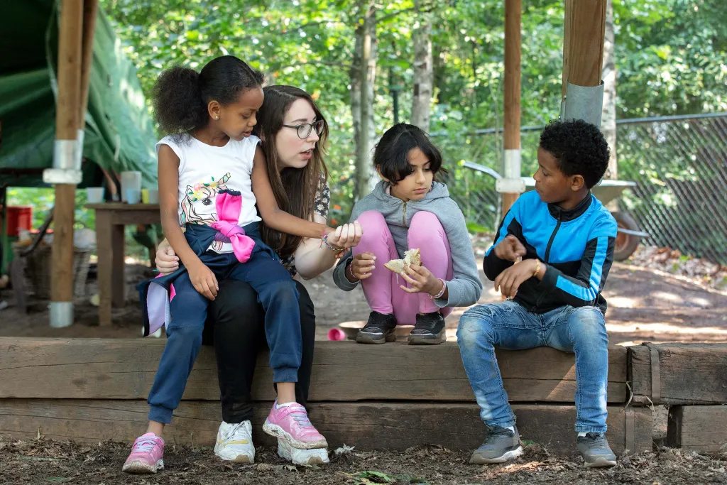 Vrijwilliger Ilse samen met kinderen tijdens de Kindervakantieweken