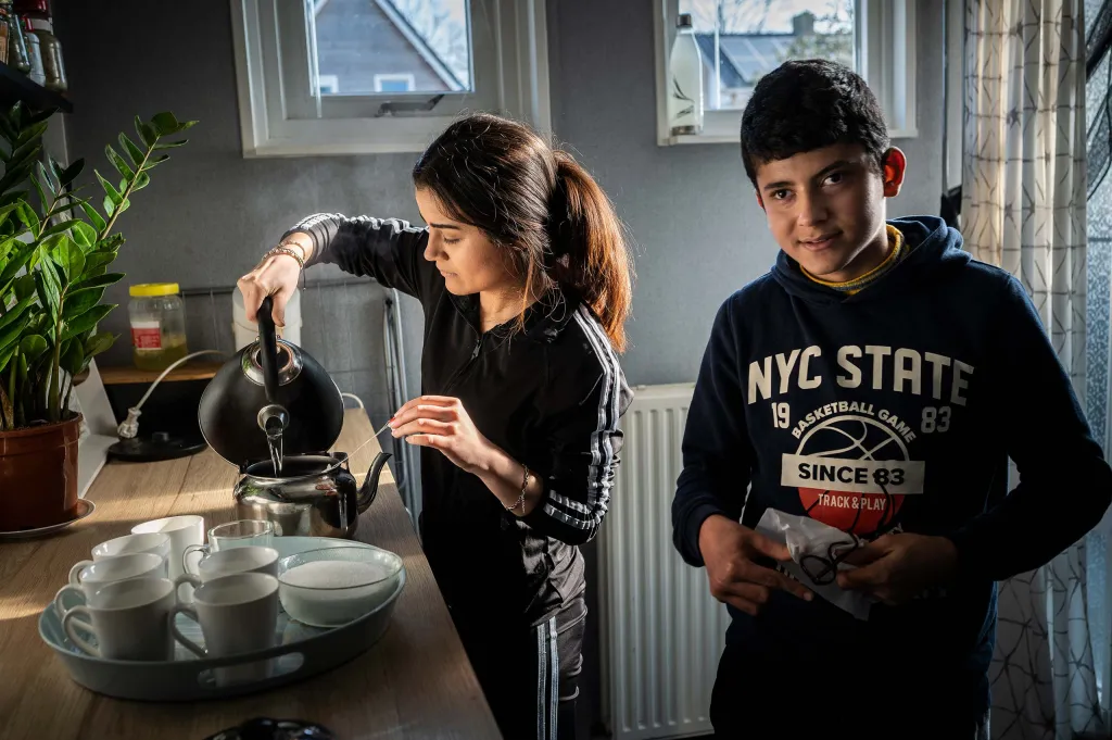 Afira en Ismail zetten thee in de keuken.