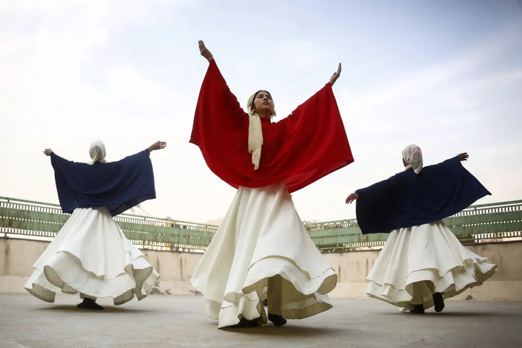 Vrouwen dansen in Afghanistan - fotograaf Nilofar Zamani