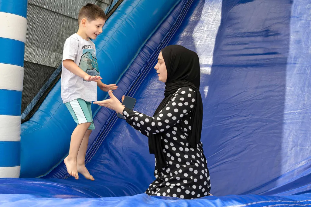 Habib en zijn moeder op het luchtkasteel in de noodopvang