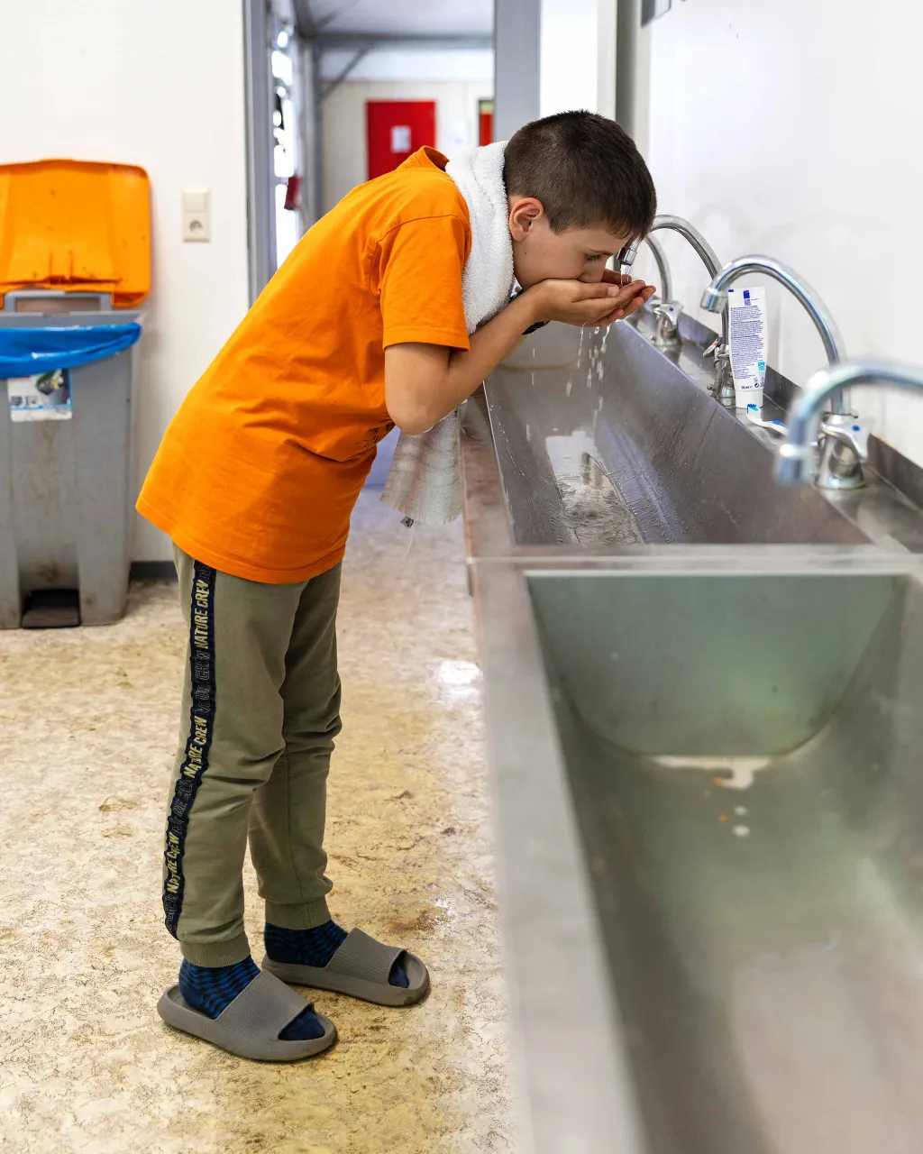 Ihsan wast zich in de noodopvang in Rosmalen