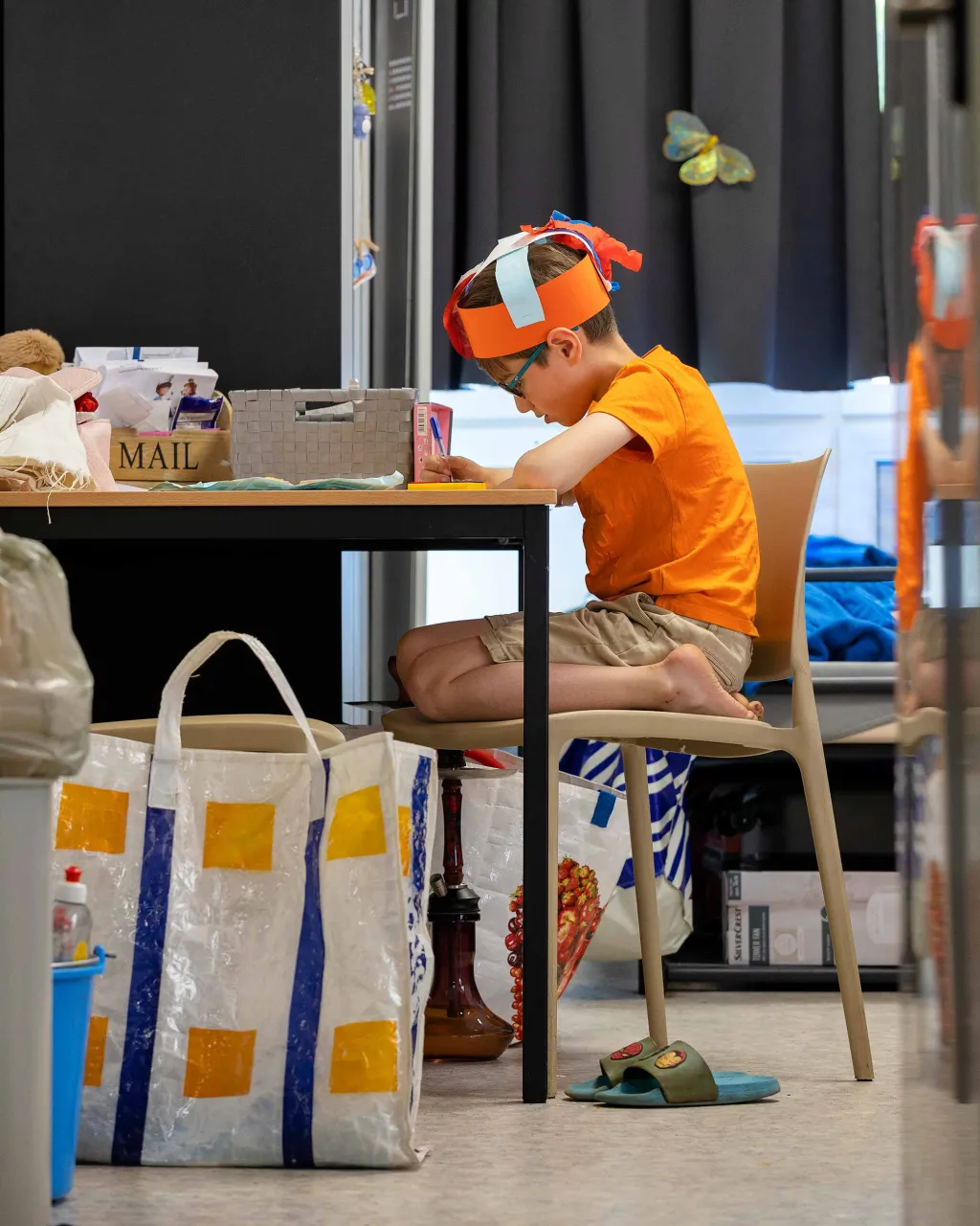 Suhail tekent op zijn kleine kamer in de noodopvang